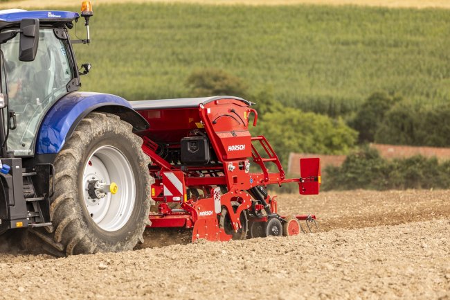 Elektro-mechanický secí stroj Horsch Versa 3 KR s třímetrovým pracovním záběrem je posazen na známých rotačních branách Horsch Express.