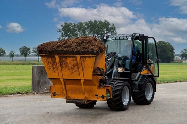 Ke kolovému nakladači GIANT G3500 je k dispozici více než 200 druhů příslušenství pro všechny druhy pracovních činností s hospodářskými zvířaty.