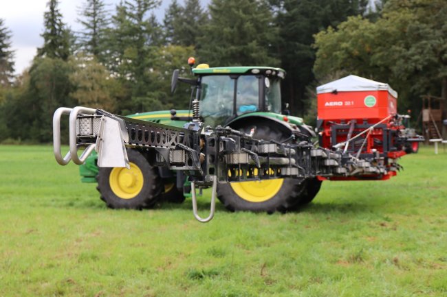 Pokud dojde ke kolizi pneumatického rozmetadla Rauch Aero 32.1, například se stromem nebo sloupem elektrického vedení, konec ramene se vychýlí dopředu nebo dozadu, a nedojde tak k poškození.