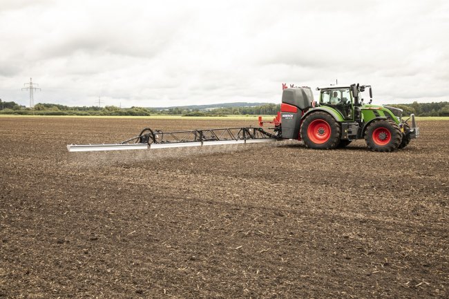 Horsch Leeb 2.2 CS proto jako jeden z mála na trhu nesených postřikovačů využívá prvky známé z konstrukcí tažených a samojízdných postřikovačů.  Jde například o aktivní systém řízení ramen BoomControl.