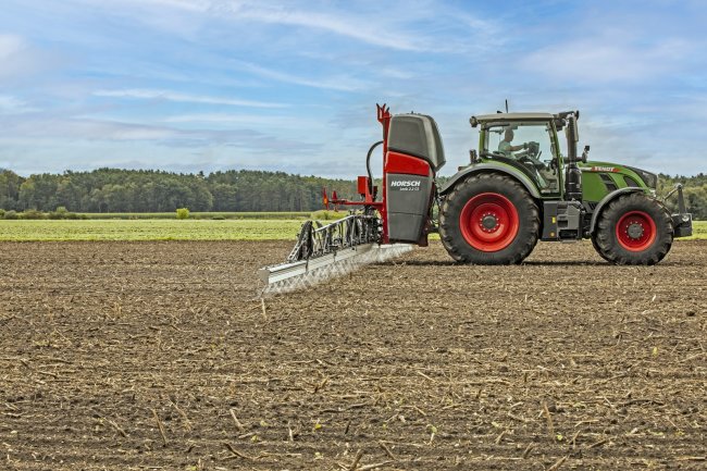 Nesený postřikovač Horsch Leeb CS bude k dispozici s objemem nádrže 1400, 1800 nebo 2200 litrů a s rameny pokrývající pracovní záběr od 15 do 30 cm.