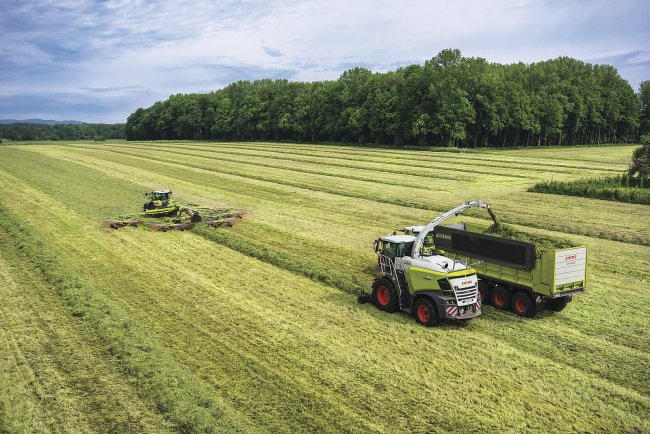 Dvojitý hydraulický pohon přinese uživateli výhodu v podobě automatického přizpůsobování rychlosti sběrače adaptéru rychlosti jízdy řezačky Claas Jaguar.