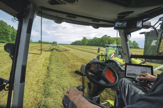 Sloupek řízení a sedadlo řidiče u řezaček Claas Jaguar se dají přizpůsobit a nastavit mnoha způsoby.