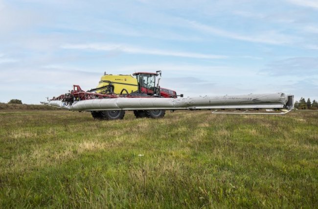 Postřiková ramena stroje HARDI ALPHA evo III mají pracovní záběr 24 m až 39 m.