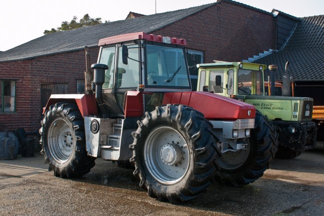 Traktor Schlüter Euro-Trac, v pozadí je vidět podobný, ale známější traktor MB-trac.