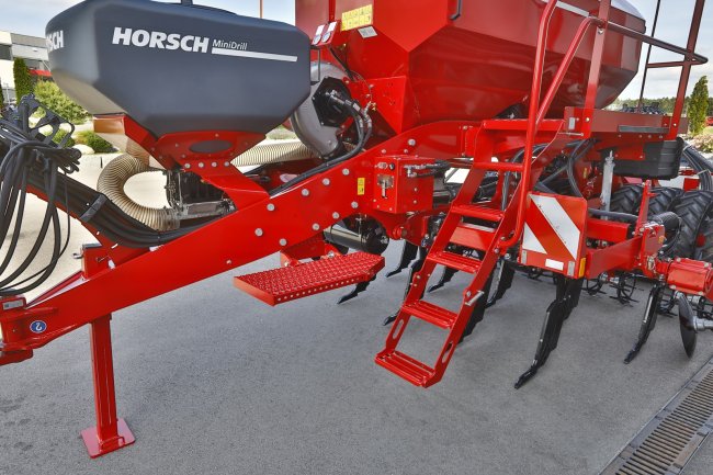 Součástí výbavy secího stroje Horsch Focus 3 TD může být zařízení Horsch MiniDrill G&F o objemu cca 400 litrů, které plní funkci třetího zásobníku pro osivo.