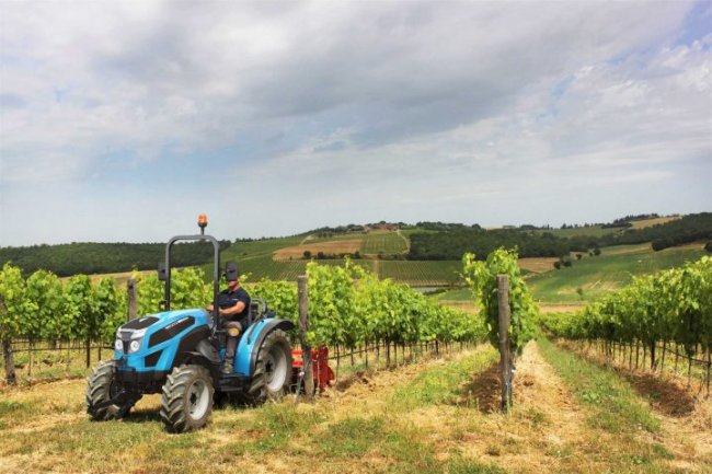 Speciální traktor Landini Mistral2 je k dispozici s ochranným rámem nebo s kabinou.