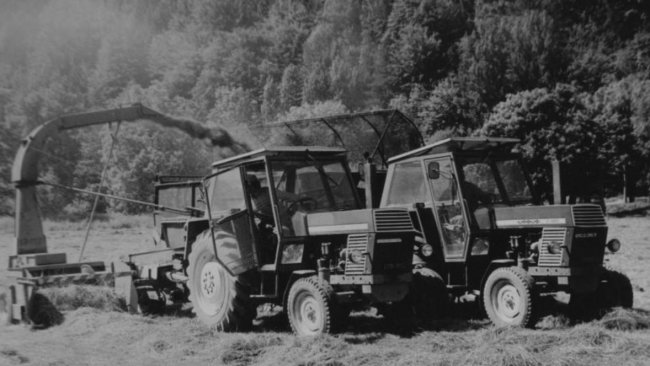 Předchůdcem samojízdných řezaček SPS-420 byly tažené řezačky. Na fotografii model SP-152, který byl v roce 1969 oceněn zlatou medailí na Mezinárodním strojírenském veletrhu v Brně.