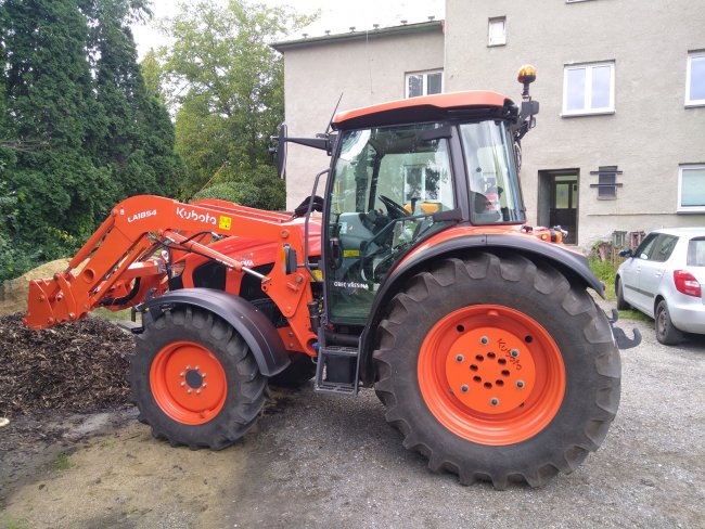 Obecní traktor Kubota M5111 je využívána i s čelním nakladačem.