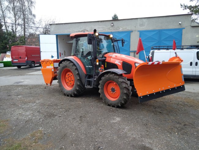 Obecní traktor Kubota M5111 se zapojuje do zimní údržby.