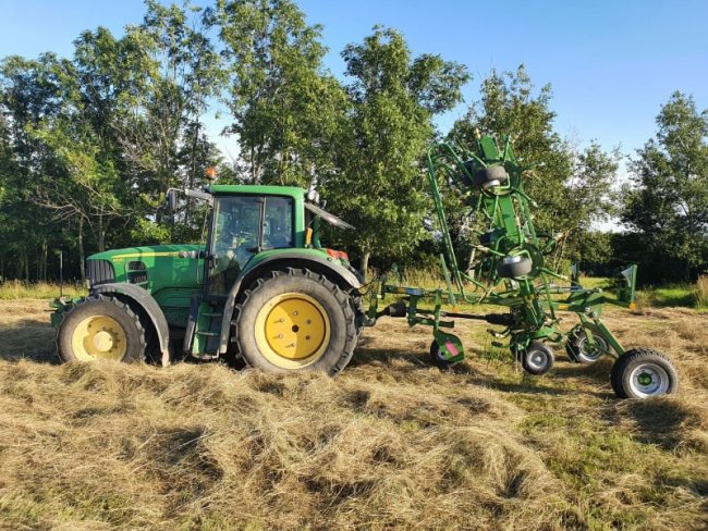 V roce 2020 byl dále pořízen další stroj podporující flotilu Krone a to konkrétně obraceč Krone.