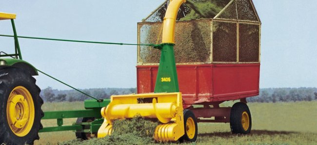 Tažená sklízecí řezačka John Deere 3400.