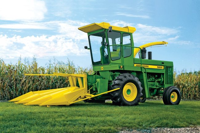 První samojízdná řezačka John Deere 5200.