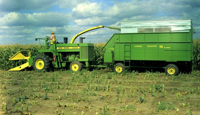 V USA nebyly výjimkou samojízdné sklízecí řezačky bez kabiny, na fotografii model John Deere 5200.