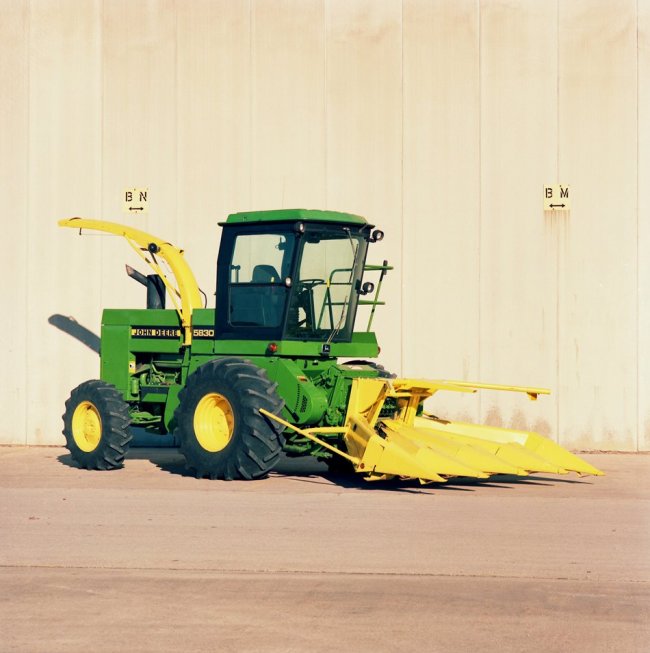 První řezačka John Deere se zrnovým procesorem - model John Deere 5830.