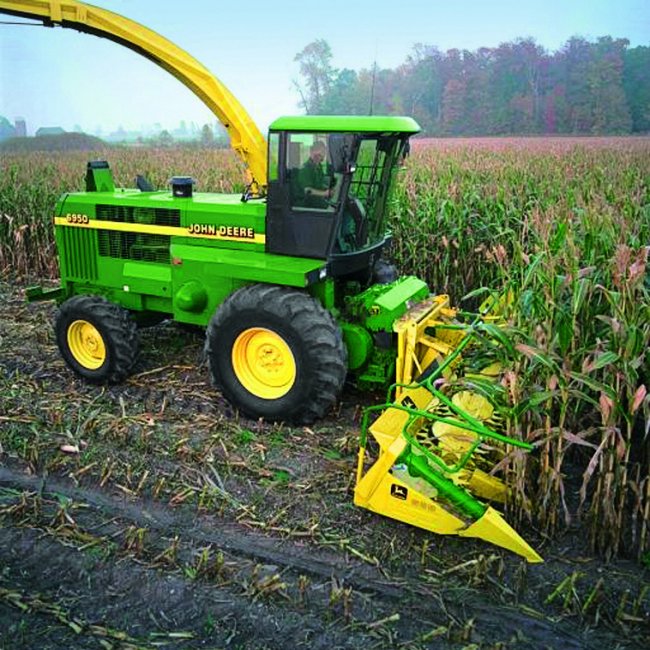 Řezačka John Deere 6050.