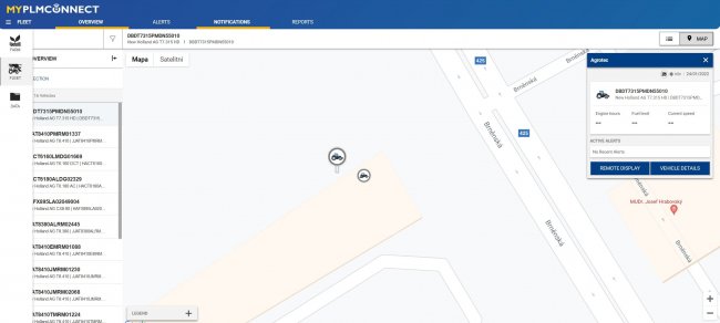 Uživatel v pracovním nástroji MyPLMconnect vidí, kde se stroje nachází na mapě. Vlevo si můžete všimnout rychlého přístupu do záložek „FLOTILA, FARMA a DATA“.