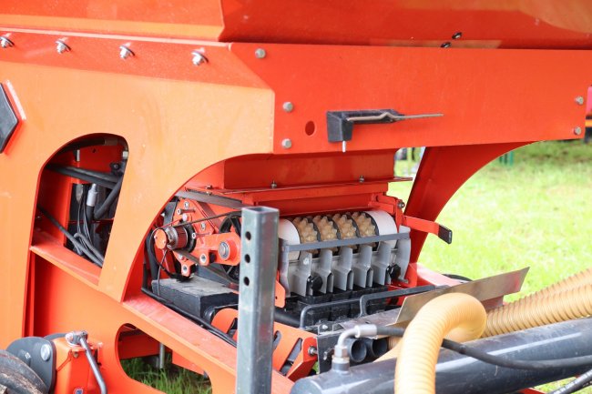 Zásobování půdy správným množstvím hnojiva zajišťuje hydraulicky poháněný dávkovací váleček systému Multirate, který Rauch využívá také u svých pneumatických rozmetadel Rauch Aero nebo AGT.