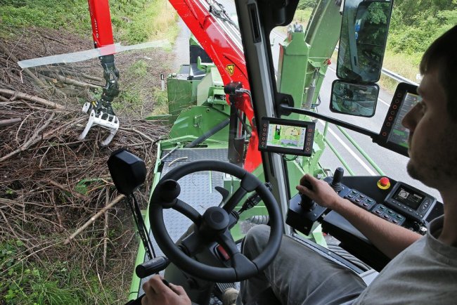 Komfortní kabinu štěpkovače Pezzolato PTH 1400/1000 Allroad lze výškově nastavovat, aby se zlepšil výhled na ložnou plochu a na dopravník během používání jeřábu.