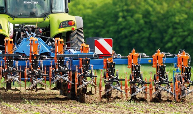 Hydraulický systém individuálního zvedání jednotlivých pracovních jednotek umožňuje zpracování půdy bez poškození rostlin až na konec řádku a také největší světlou výšku kypřiče SCHMOTZER Venterra 2K dostupnou na trhu.