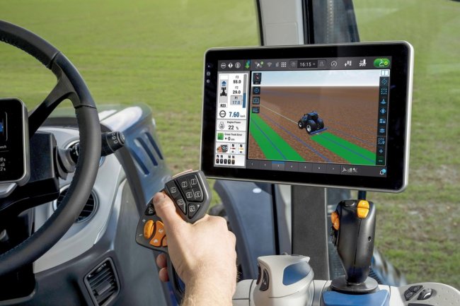 Nejnovější generace traktorů New Holland T7 Heavy Duty (HD) a New Holland T8 Genesis s telematikou PLM Intelligence je vybavena dotykovým displejem IntelliView 12.