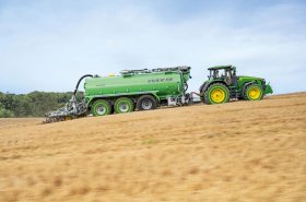 John Deere 8R 410 je nově k dispozici s převodovkou eAutoPowr. Jaké výhody přináší?