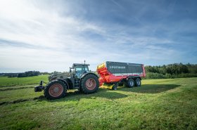 Víceúčelové vozy Pöttinger JUMBO 8000 nově produkují ještě kratší řezanku