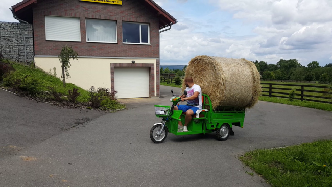 Tříkolka zvládne přepravovat i objemný materiál.