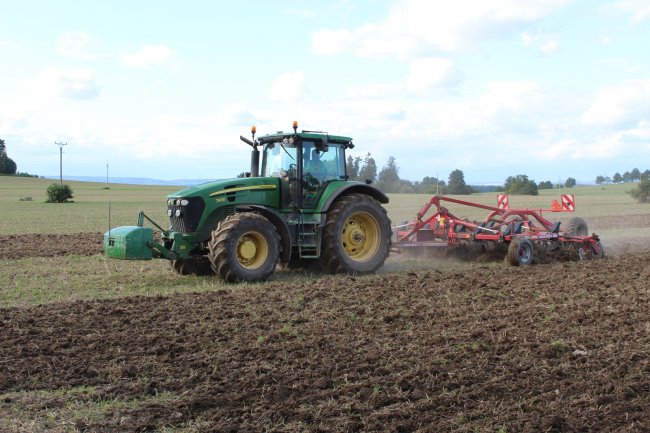 Zapravování statkových hnojiv a kompostu je spolu s předseťovou přípravou půdy prováděno pětimetrovým radličkovým kypřičem Horsch Terrano 5FX do hloubky 15 – 20 cm.