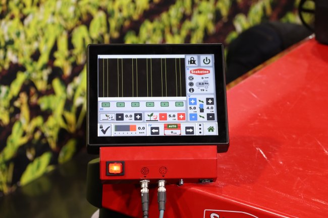 Díky tomu, že systém dovede jasně rozlišit pěstovanou plodinu od plevelů, může okopávač Steketee IC Weeder pracovat i v náročných podmínkách, které jsou pro běžné systémy rozpoznávání obrazu příliš složité.