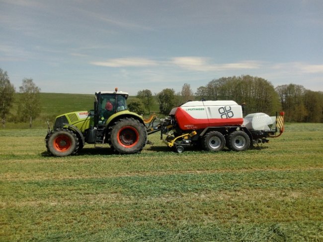 Lis Pöttinger IMPRESS 155 VC PRO je na farmě u Kubátů agregován s traktorem o výkonu 250 koní.