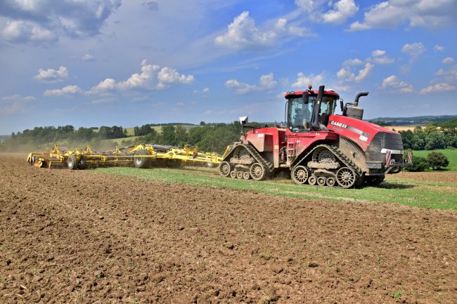 Provozováním traktoru Case IH Quadtrac 620 ve spojení s dvanáctimetrovým strojem pro zpracování půdy dosahují v ZOD Zálší statisícových úspor ročně.