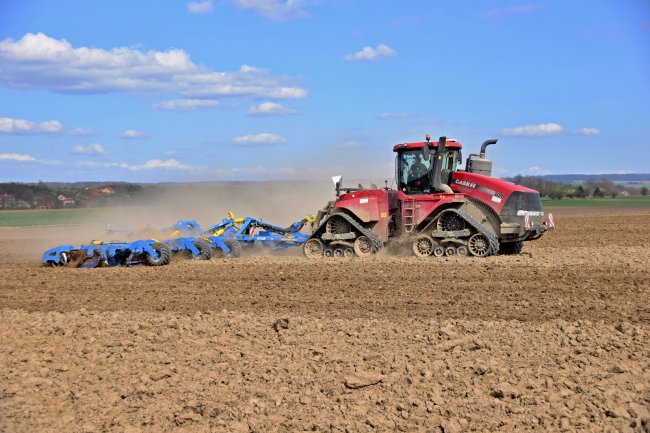 Traktor Case IH Quadtrac byl pořízen v nejvyšší možné výbavě, takže kabina nabízí maximální komfort. Jde například o odpružené a odvětrávané sedadlo, komfortní a intuitivní ovládání přes joystick a hlavní terminál.