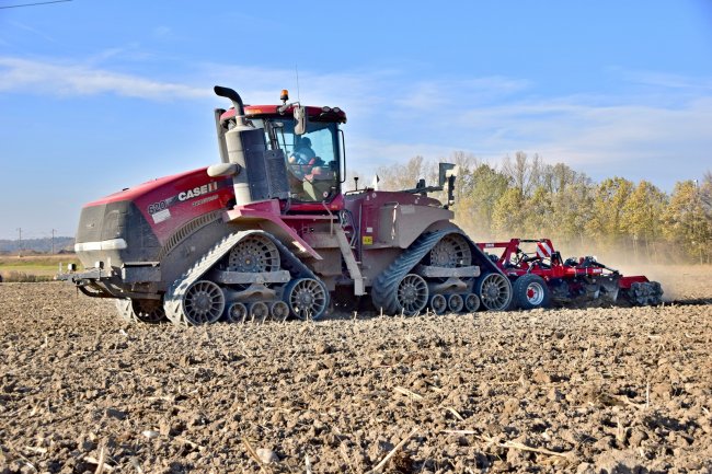 Martin Janecký jednoznačně shledává čtyřpásový podvozek traktoru Case IH Quadtrac jako přínosný.