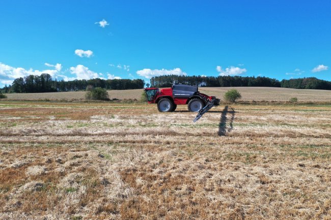 Postřikovač Horsch Leeb PT využívá pulzní systém trysek, který nachází uplatnění při práci na nepravidelných pozemcích nebo v oblastech s větším množstvím překážek.