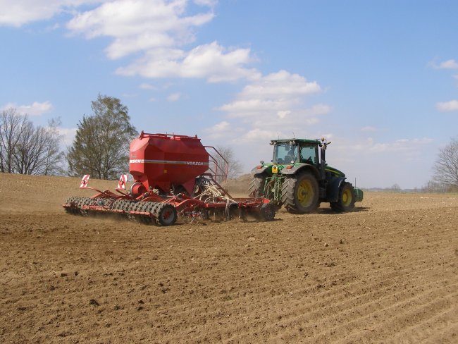 Výsev veškerých plodin na Nouzově farmě obstarával až do letošního roku (celkem patnáct let) starý šestimetrový secí stroj Horsch Sprinter 6ST.