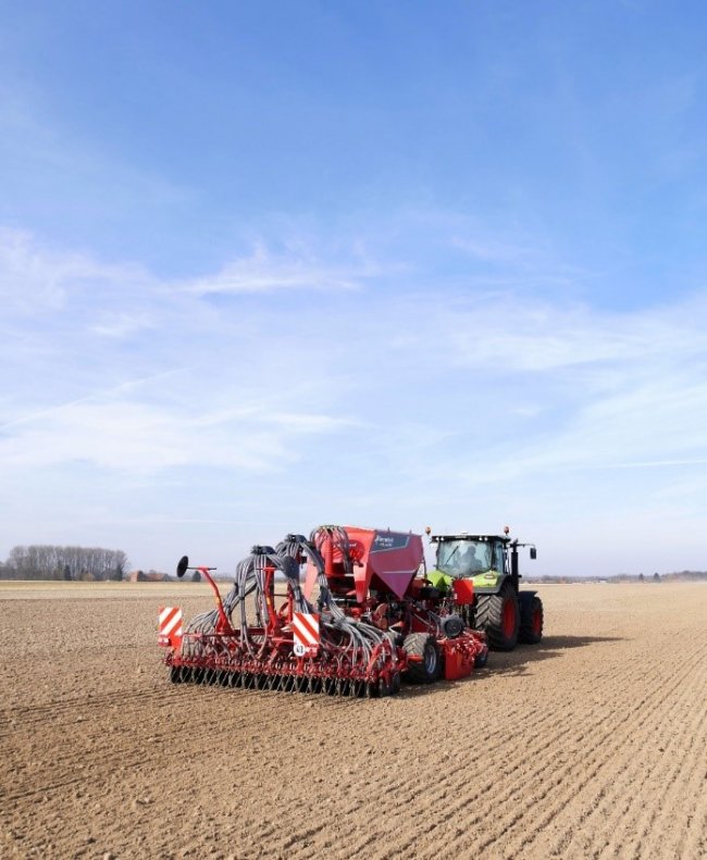 Kverneland u-drill 4001 plus s třemi rozdělovacími hlavami.