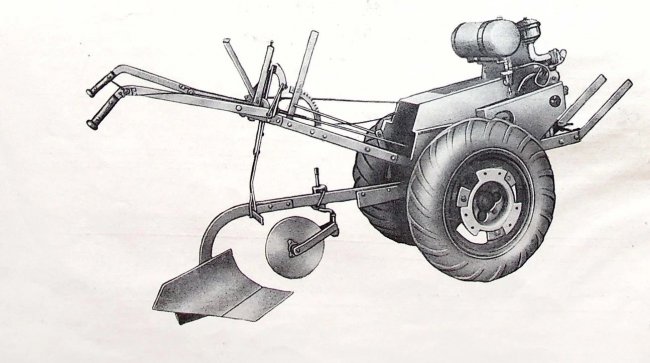 Zahradní traktor SOT s pluhem PM-25. Hloubka orby až 18 cm.