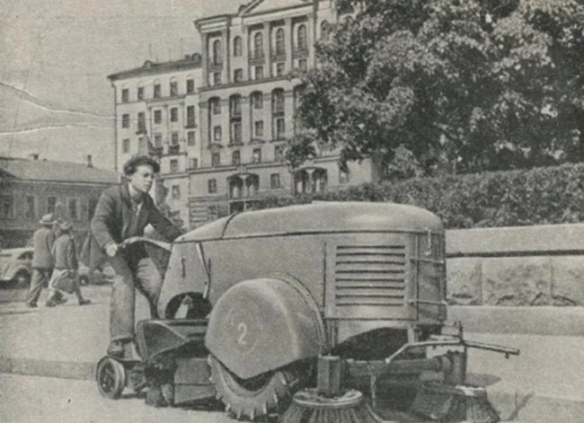 Zahradní traktor SOT jako zametač chodníků.
