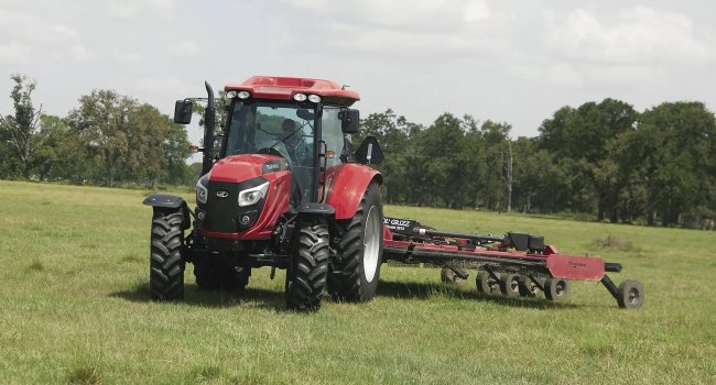 Traktor značky Mahindra.