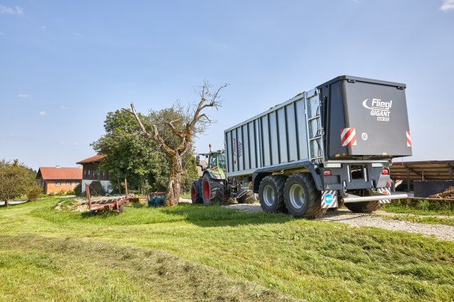 Zadní čelo návěsů Fliegl ASW Taurus lze vyměnit za rozmetací systém PROFI a PROFI V2.