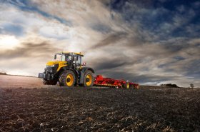 Nová generace traktorů JCB Fastrac iCON řady 4000 a 8000 byla odhalena. Co nového přináší?
