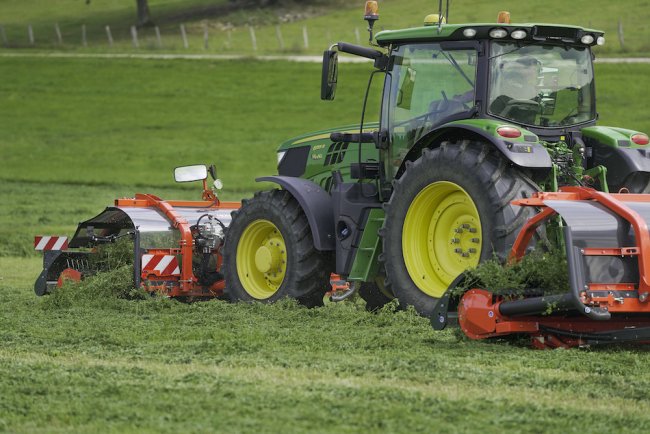 Dva velké otočné splazy vedou nový čelní pásový shrnovač Kuhn Merge Maxx 440 F, aby nedocházelo k poškozování drnu a chránily porost při bočních pohybech traktoru v zatáčkách.