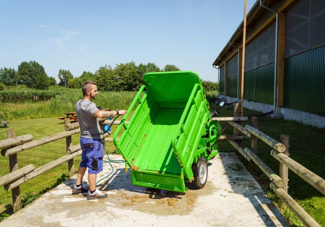 Nová elektrická pracovní tříkolka Energy Adventure Advento Maxi disponuje odnímatelnými vyvýšenými bočnicemi a mechanickým zvedákem korby.