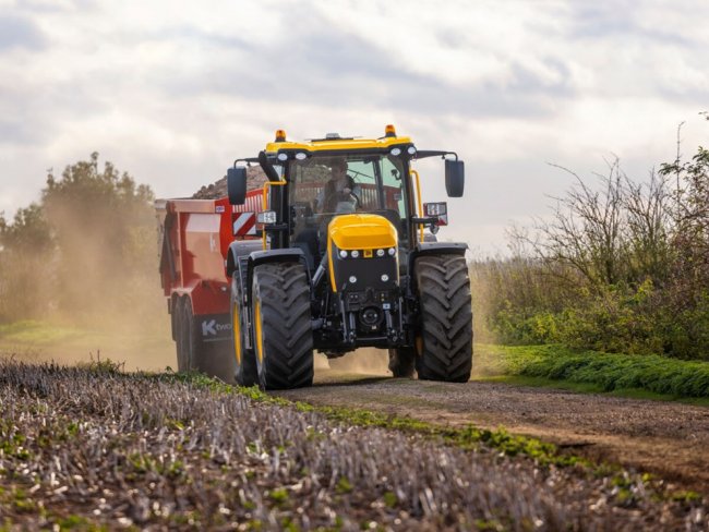 Nová generace traktoru JCB Fastrac iCON 4000.