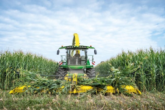 V kategorii sklízecích řezaček se umístila na prvním místě sklízecí řezačka John Deere 9600i.