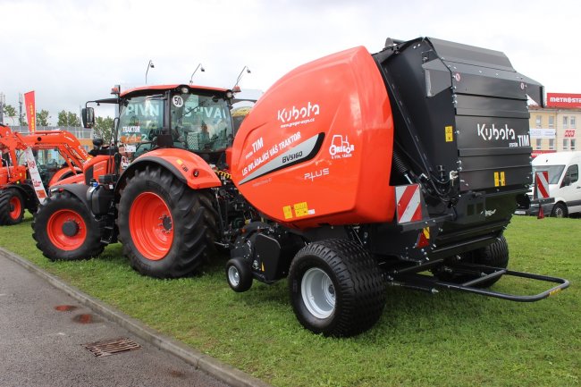 Kubota BV 5160 – Odkládací rampa hotových balíků s nastavením „tvrdosti“ je standardem a navíc – váleček na ložiskách, který je v této rampě integrovaný zaručí opravdu jemné vyskladnění a odložení hotového balíku.