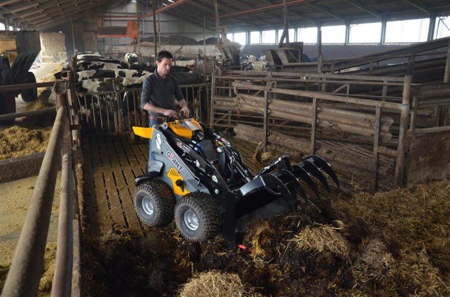 Na rozdíl od klasických, smykem řízených nakladačů, u mini smykových nakladačů TOBROCO-GIANT absentuje i kabina.