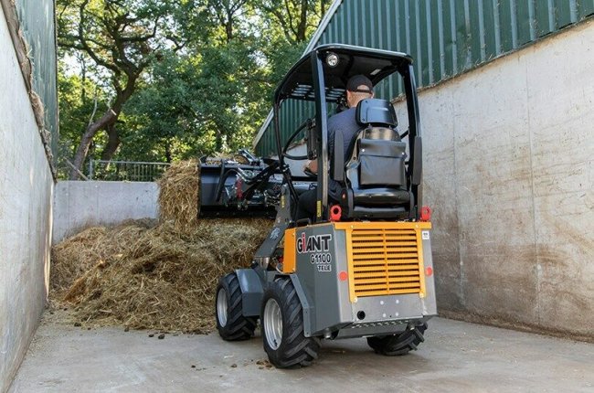 GIANT G1100 je nejmenší kloubový nakladač s provozní hmotností 1100 kg.