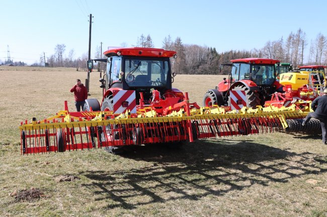 Luční brány APV GS 600 M1 s větším pracovním záběrem jsou rozděleny do několika výkyvných sekcí, jež umožňují kopírovat nerovný povrch louky.